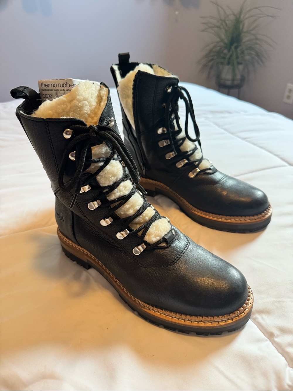 Never worn - Bos & Co. Black Leather Lace-Up Winter Boots with Cream Shearling